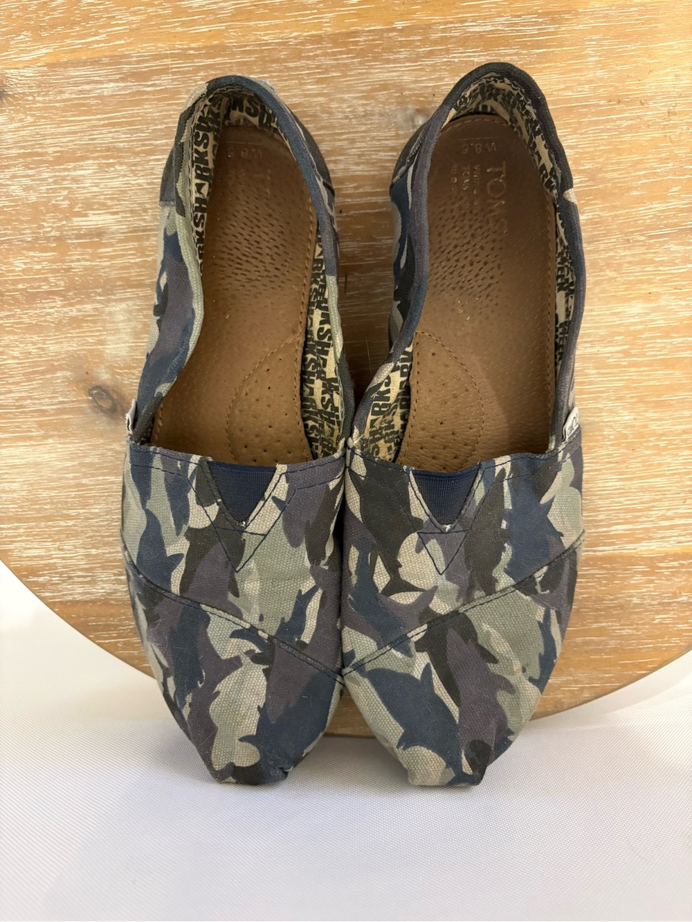 TOMS Women's Classic Slip-On Sharks